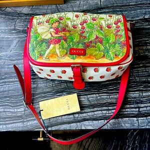 GUCCI new with tags perfect condition! Messenger bag style.